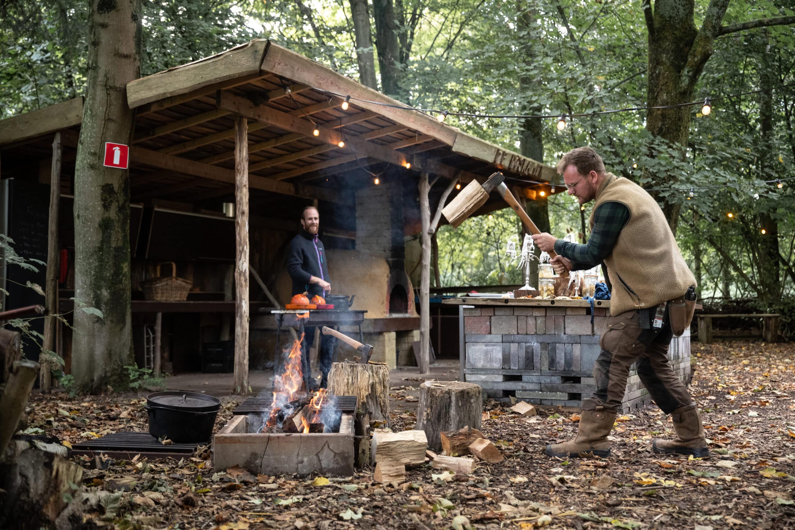 Hout hakken en vuur maken